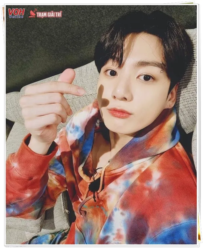 Jungkook (BTS) biểu hiện bất ổn trong livestream: uống rượu, bật khóc và nói lời tạm biệt 8