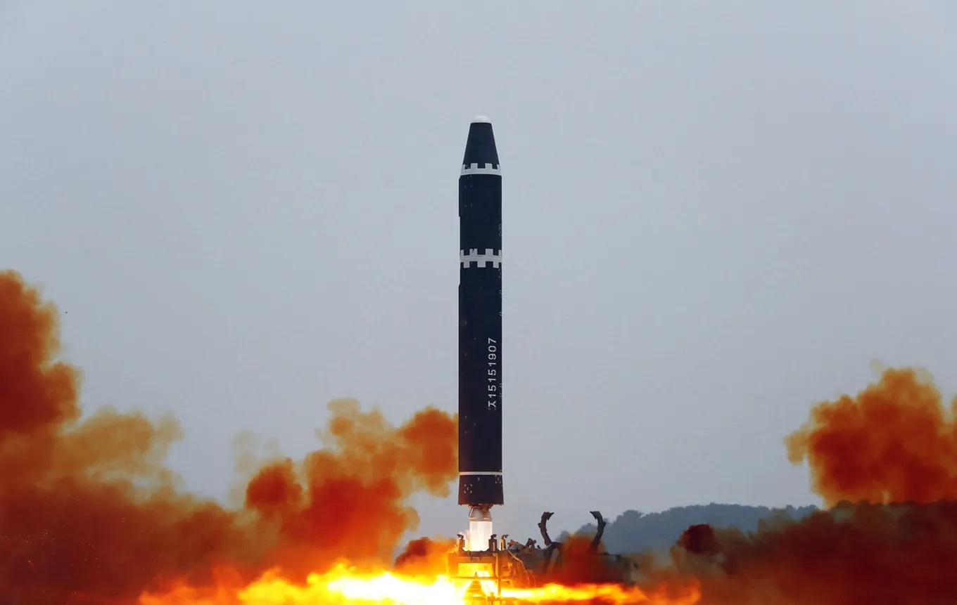 Tên lửa Hwasong-15 của Triều Tiên rời bệ phóng hôm 18/2. Ảnh: KCNA.