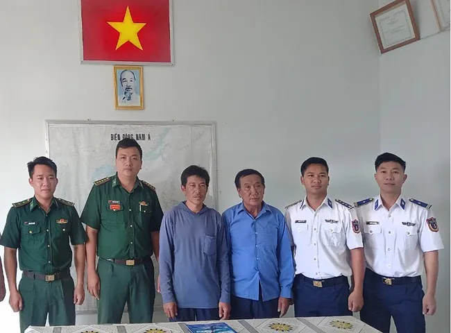 Bàn giao 2 thuyền viên của sà lan gặp nạn trên vùng biển tỉnh Bình Thuận 1