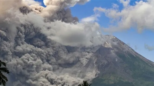 Cột khói và tro bụi phun lên từ miệng núi lửa Merapi - Ảnh: AFP