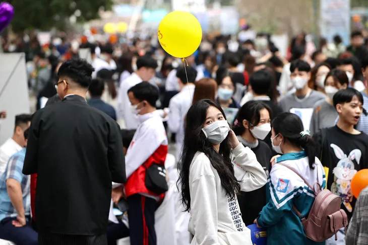 Gần 20.000 học sinh, phụ huynh đổ về dự ngày hội tư vấn tuyển sinh tại Hà Nội