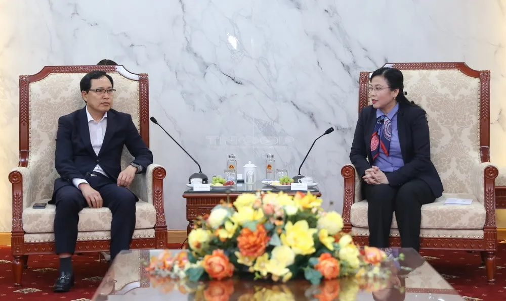 Đồng chí Bí thư Tỉnh uỷ Nguyễn Thanh Hải trao đổi với ông Choi Joo Ho, Tổng Giám đốc Tổ hợp Samsung Việt Nam