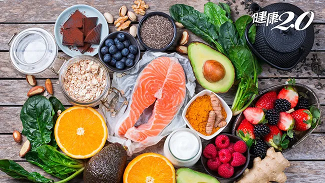 Chế độ ăn có cá, thịt nạc, dầu thực vật và nhiều rau xanh, củ, quả, đậu, hạt sẽ giúp ổn định huyết áp