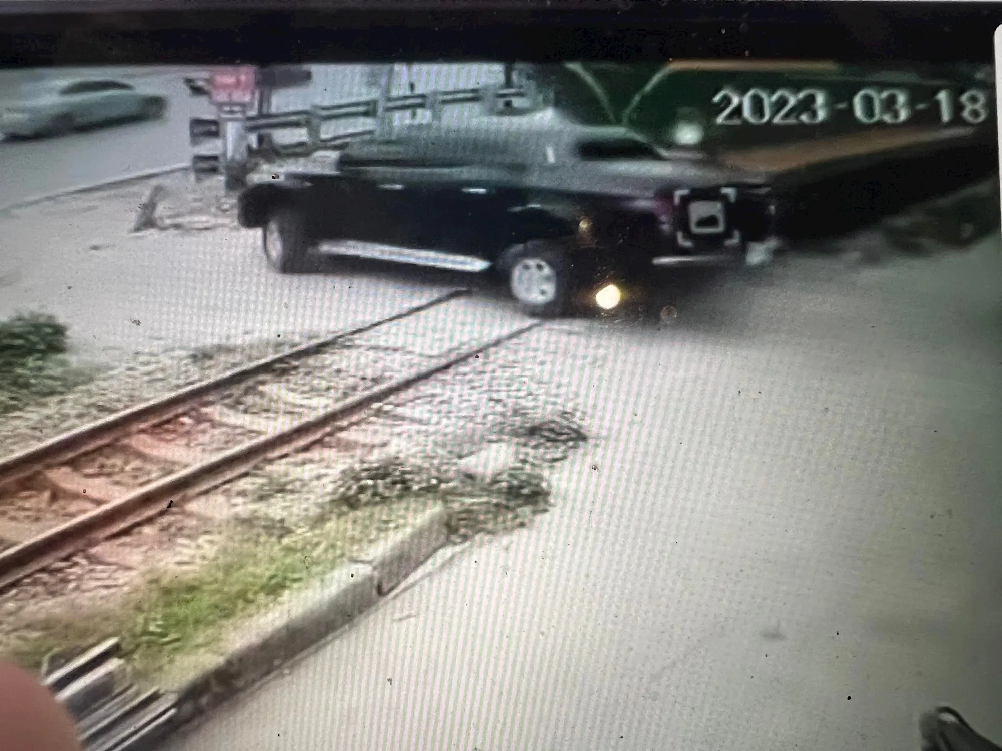 Xe lửa đâm ô tô văng khỏi đường tàu