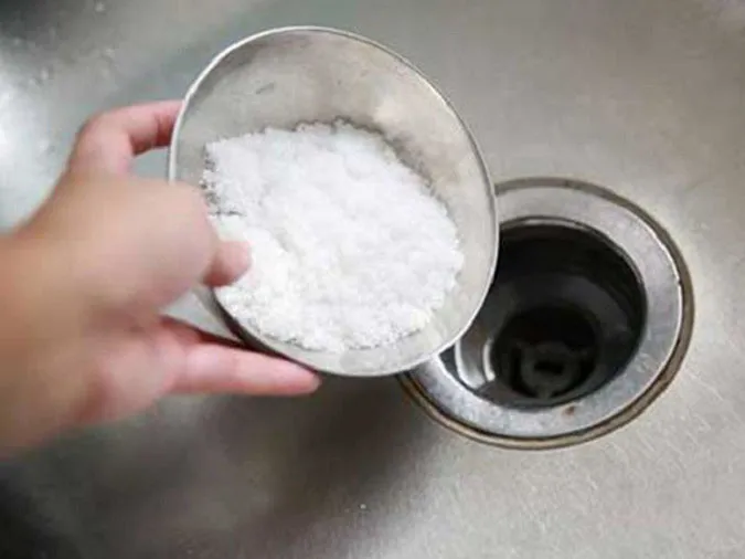 Ngoài làm gia vị, muối còn giúp bảo vệ hệ thống thoát nước trong nhà bạn 2