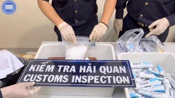 Khám xét nơi ở của 4 tiếp viên Vietnam Airlines vận chuyển ma túy 1