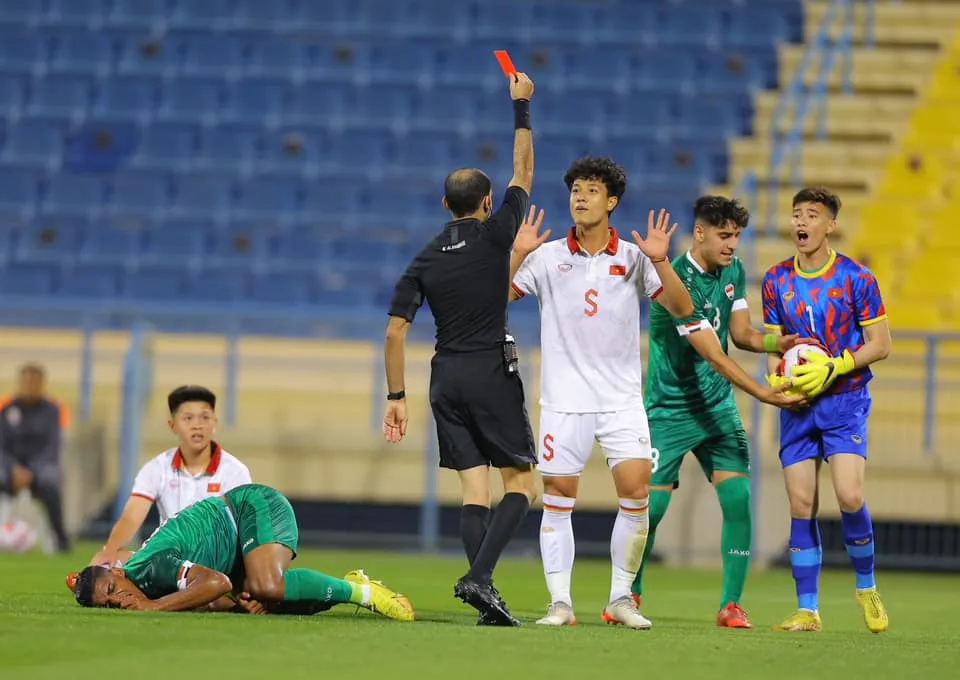 Hy hữu phạt thẻ đỏ nhầm người ở trận U23 Việt Nam thua Iraq