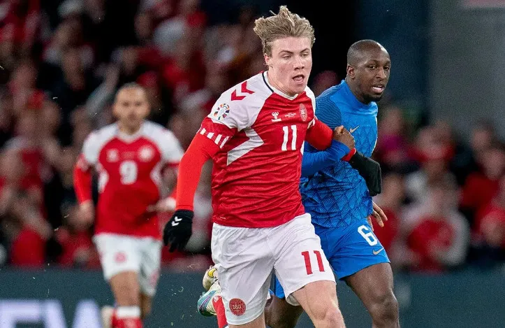Đan Mạch hạ Phần Lan nhờ hat-trick của sao trẻ Hojlund