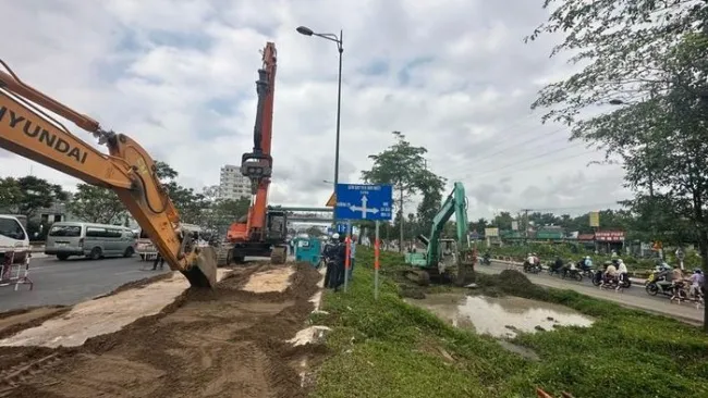 Bể ống nước trên đường Phạm Văn Đồng, nguy cơ cúp nước nhiều khu vực 1