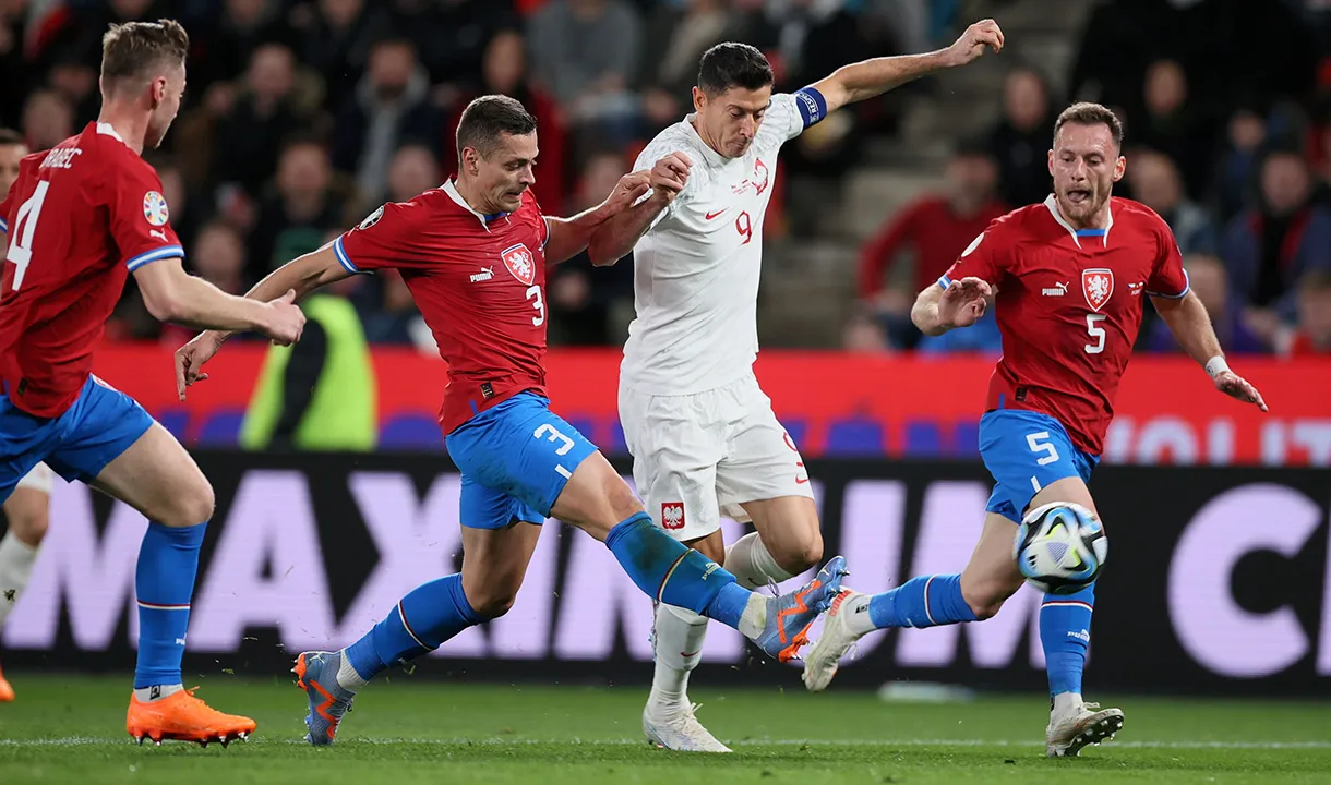 CH Czech thắng chớp nhoáng Ba Lan ngày Lewandowski im tiếng