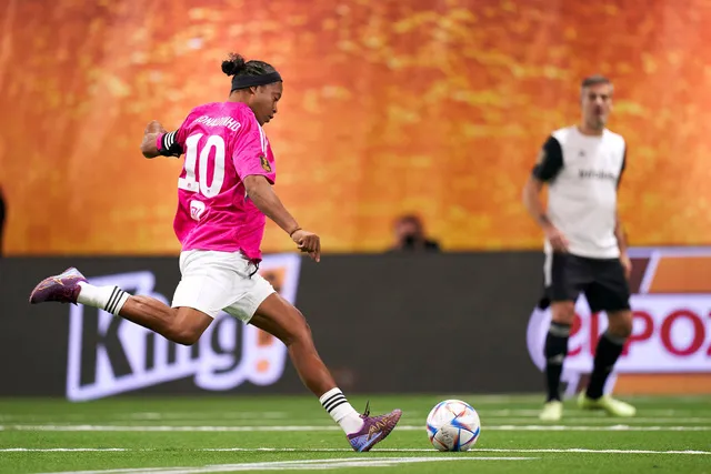 Ronaldinho nhận 70 euro mỗi trận tại giải đấu do Pique tổ chức