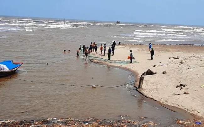 Hà Tĩnh: Nỗ lực tìm kiếm hai học sinh bị sóng cuốn khi tắm biển