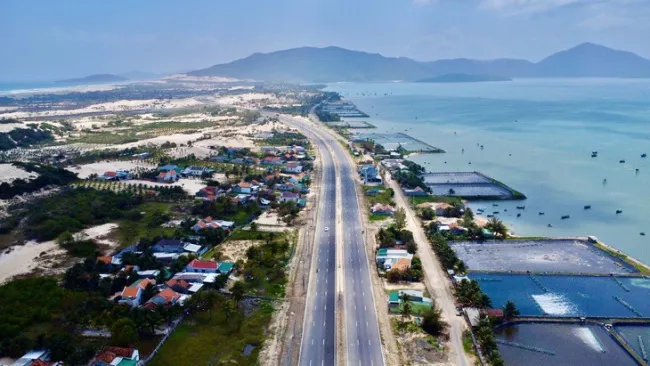 Thông xe tuyến đường ven biển kết nối Khu kinh tế Vân Phong 1