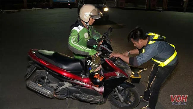 Thanh niên xã Tân Thới Thượng hút đinh, giúp người đi đường vào lúc khuya 1