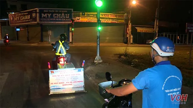 Thanh niên xã Tân Thới Thượng hút đinh, giúp người đi đường vào lúc khuya 2