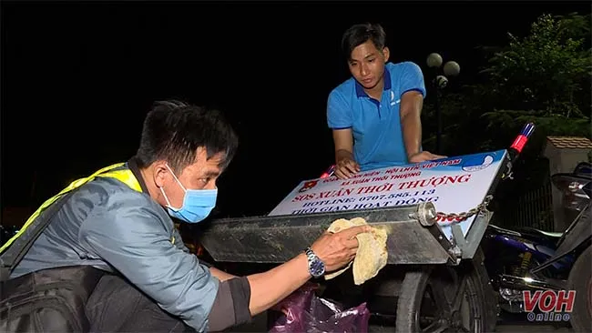 Thanh niên xã Tân Thới Thượng hút đinh, giúp người đi đường vào lúc khuya 4