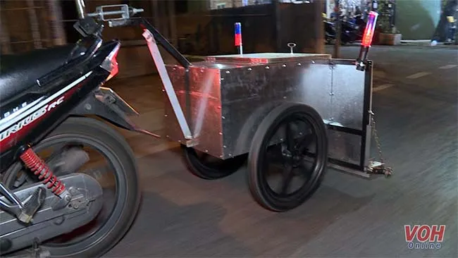 Thanh niên xã Tân Thới Thượng hút đinh, giúp người đi đường vào lúc khuya 5