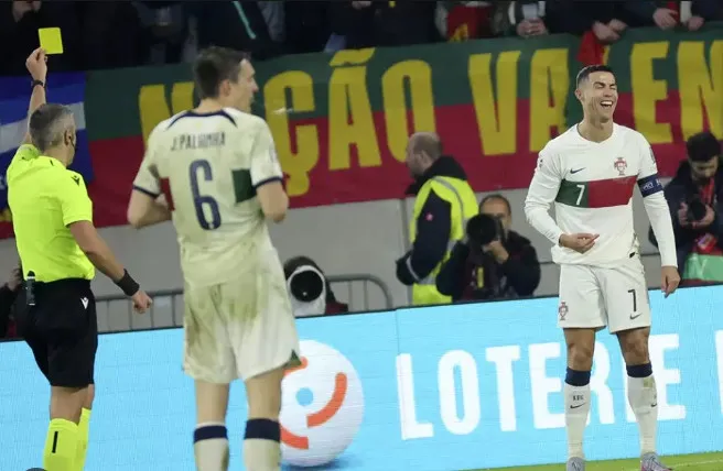 Ronaldo “xấu xí” khi cố ăn vạ để lập hat-trick trên sân Luxembourg