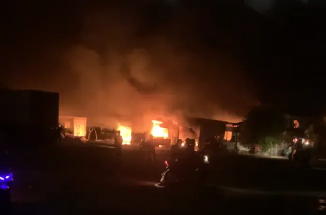 TPHCM: Cháy dữ dội kèm tiếng nổ ở một nhà xưởng quận 12 1