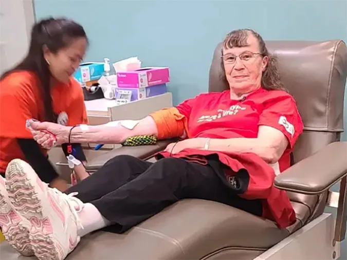 Cụ bà 80 tuổi lập kỷ lục thế giới khi hiến tặng gần 100 lít máu 1