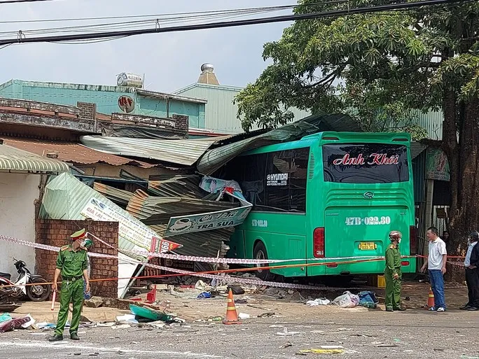 Vụ xe khách giường nằm lao vào nhà dân: Số nạn nhân thương vong tăng 1