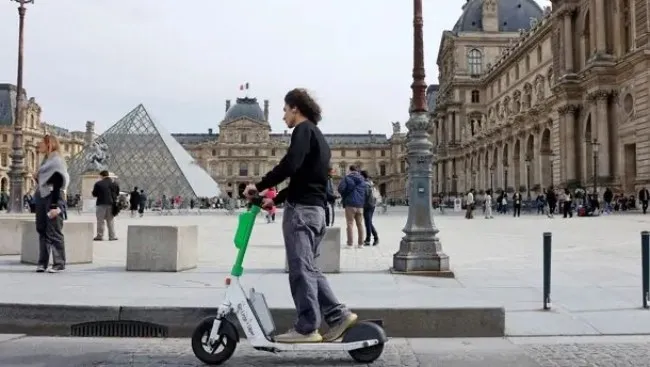 Paris cấm sử dụng xe scooter điện trên đường phố 1