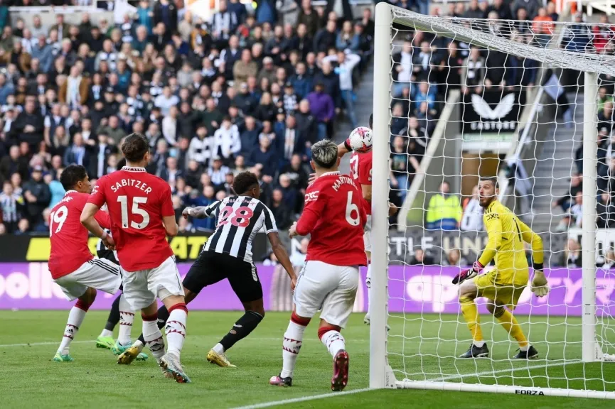 Lép vế hoàn toàn, MU thua trận và mất tốp 3 vào tay Newcastle