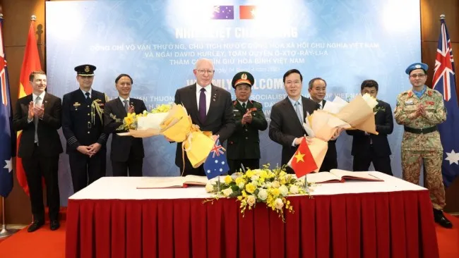 Chủ tịch nước cùng Toàn quyền Úc trồng "cây hòa bình" 1