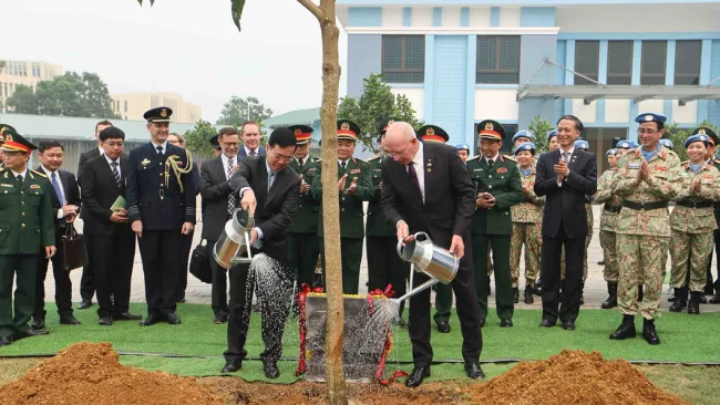 Chủ tịch nước cùng Toàn quyền Úc trồng "cây hòa bình" 2