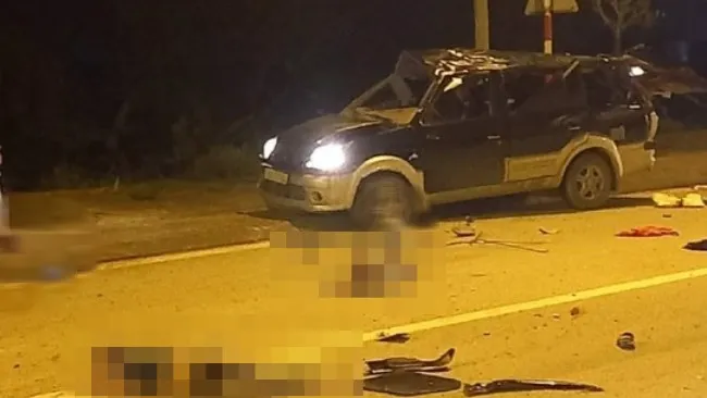 Ôtô 7 chỗ đâm dải phân cách, 3 người văng ra khỏi xe 1