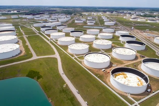 Các bể chứa dầu thô - Ảnh: Reuters