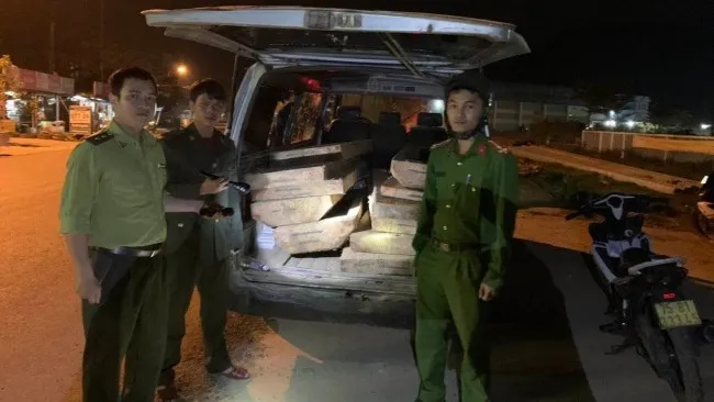 Huế: Bắt xe ôtô chở 11 phách gỗ không rõ nguồn gốc 1