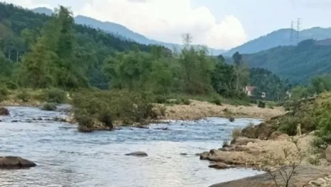 Hai trẻ em tử vong do trượt chân khi lội suối 1