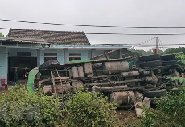 Xe container mất lái lật nghiêng, 1 người bị thương 1