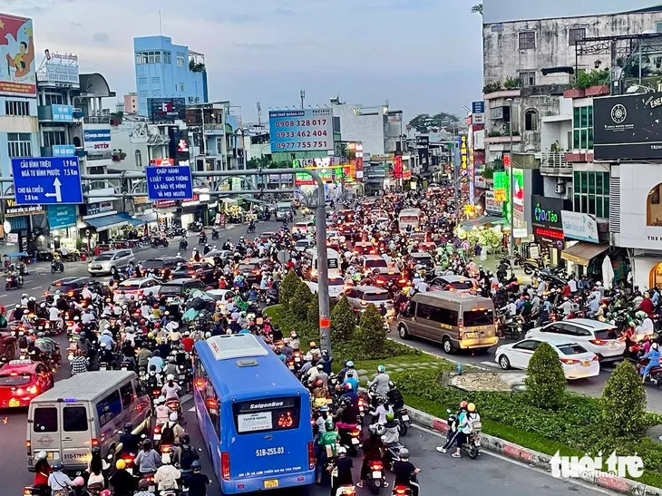 Điểm tin chiều 9/4: Lắp dải phân cách di động ở ngã tư Hàng Xanh | Bò húc loạt xe máy trên quốc lộ 1 1