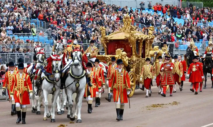 Cỗ xe tám ngựa kéo Gold State Coach 260 tuổi - Ảnh: AFP