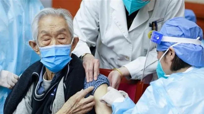 Nhân viên y tế tiêm vaccine ngừa COVID-19 cho người cao tuổi tại Bắc Kinh, Trung Quốc - Ảnh: THX
