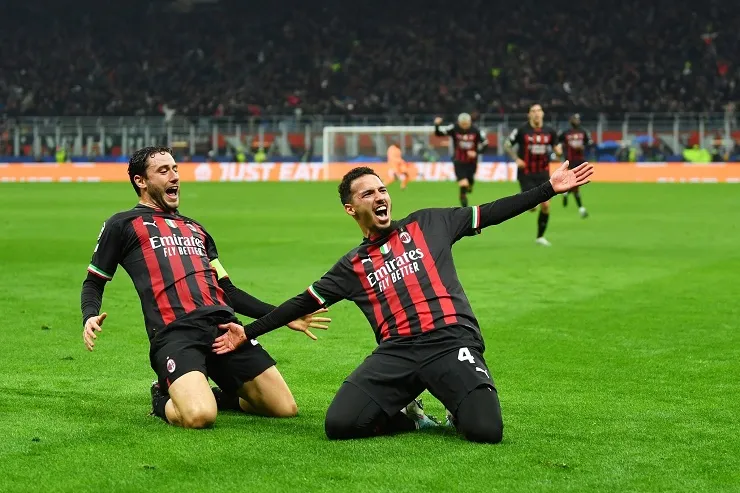 Milan trên sân nhà đá bại Napoli tại lượt đi tứ kết Cúp C1