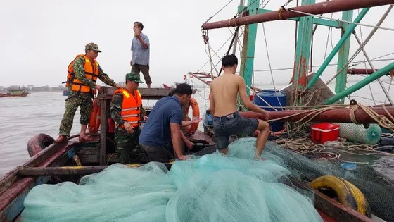 Cứu nạn thành công 6 thuyền viên trên tàu cá gặp nạn 1