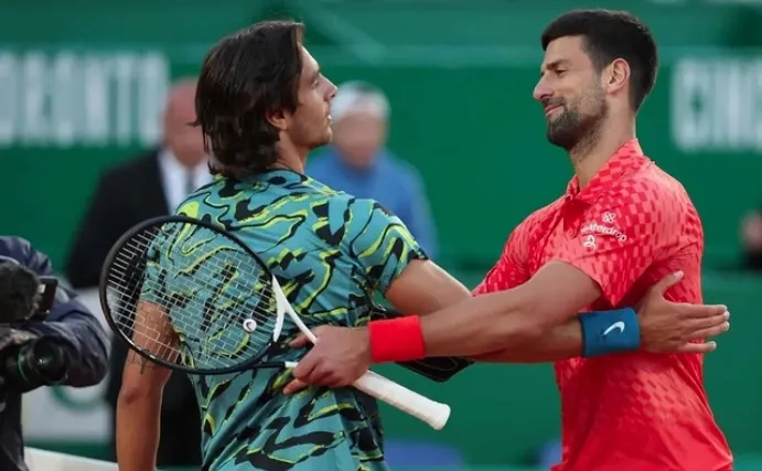 Monte Carlo: Djokovic đạp gãy vợt vì quyết định sai của trọng tài
