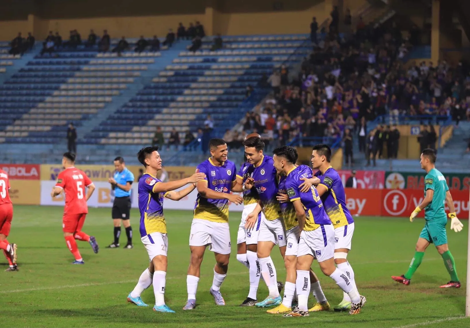 Đại thắng Hải Phòng, Hà Nội hiên ngang chiếm ngôi đầu V-League