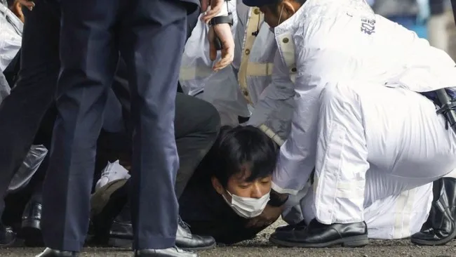 Bắt đối tượng ném bom khói về phía Thủ tướng Nhật Bản đang phát biểu 1