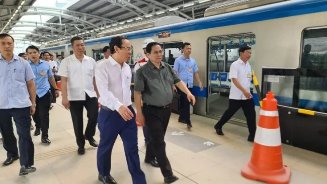 Thủ tướng Phạm Minh Chính đi thử nghiệm tàu metro số 1 1