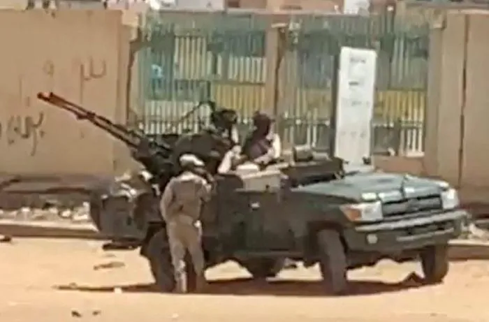 Xe quân sự và binh lính được nhìn thấy trên đường phố Khartoum, Sudan, ngày 15/4. Ảnh: Reuters.