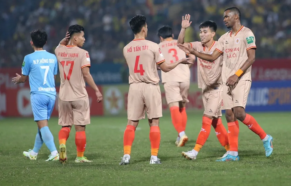 Mở tiệc bàn thắng trước Nam Định, CAHN áp sát tốp đầu