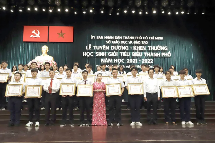 Tranh cãi chuyện 'giỏi, chăm, ngoan' ngày nay 1