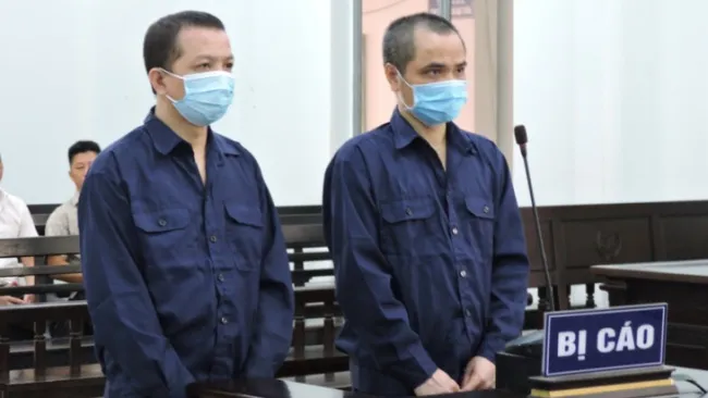 Hai bị cáo Nguyễn Chí Uy (phải) và Đào Trung Dũng “liều” phân lô công viên để bán - Ảnh: TTO 