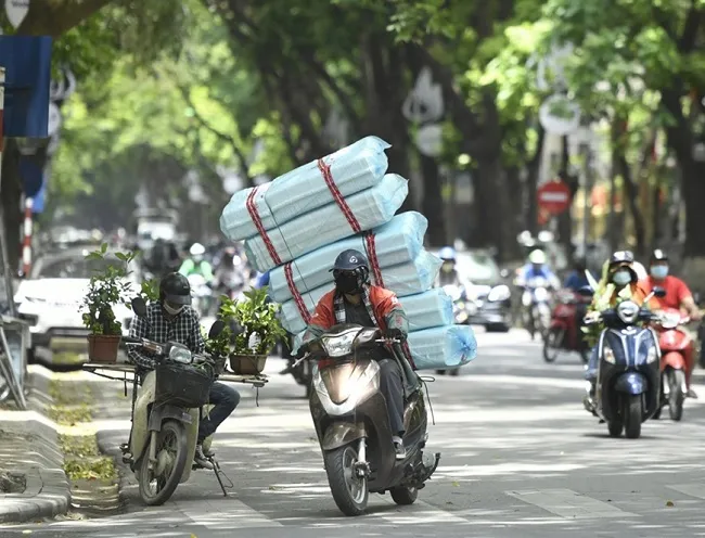 Đi xe máy chở hàng quá khổ, tiền công không đủ bù tiền phạt 1