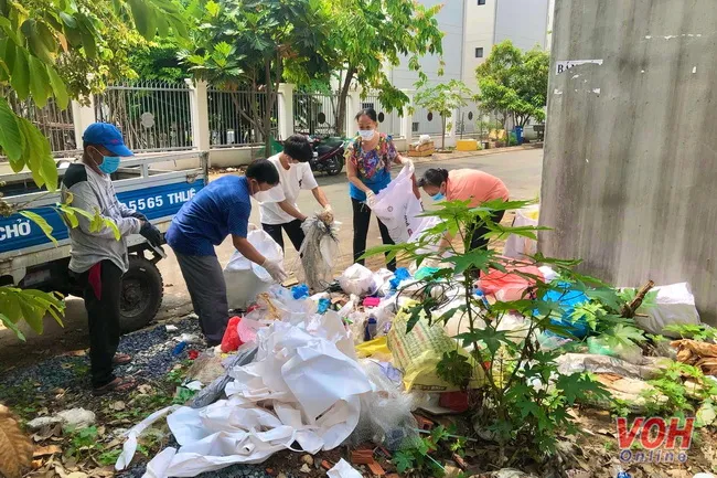 Người trưởng khu phố và nhóm sinh viên giàu lòng nhân ái 3