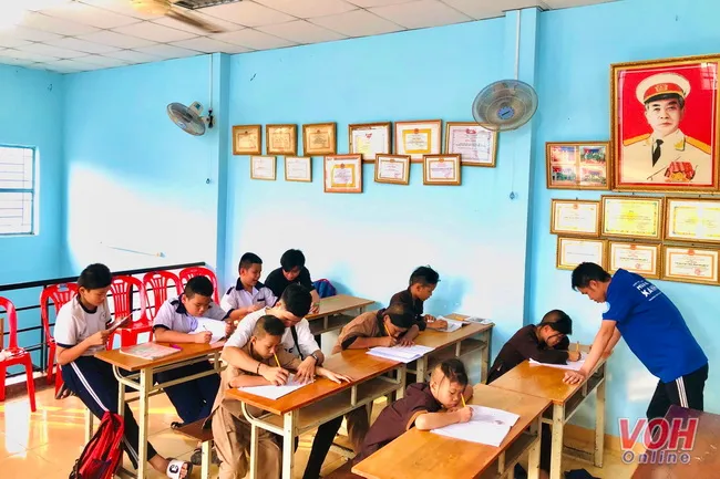 Người trưởng khu phố và nhóm sinh viên giàu lòng nhân ái 4